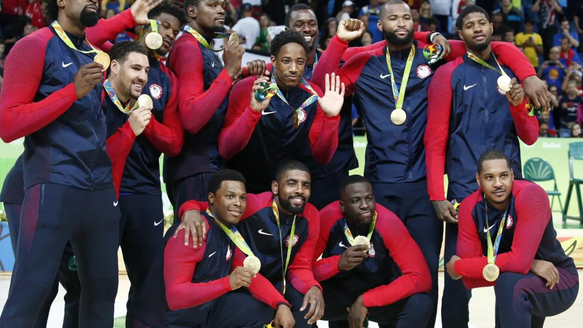 Los jugadores de la selección de baloncesto de EE UU con la medalla de oro