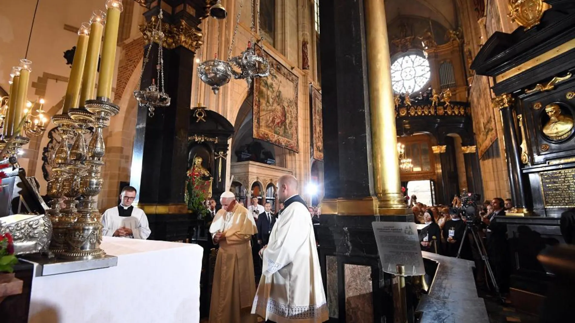 El Papa Francisco (c) durante una reunión con obispos polacos en la catedral de Wawel en Cracovia