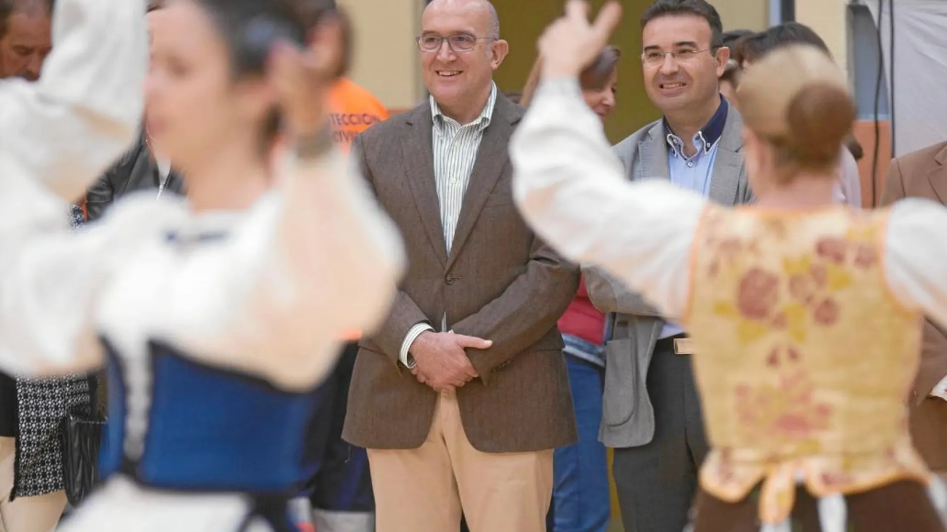 Jesús Julio Carnero asiste al XXI Encuentro Provincial de Folclore