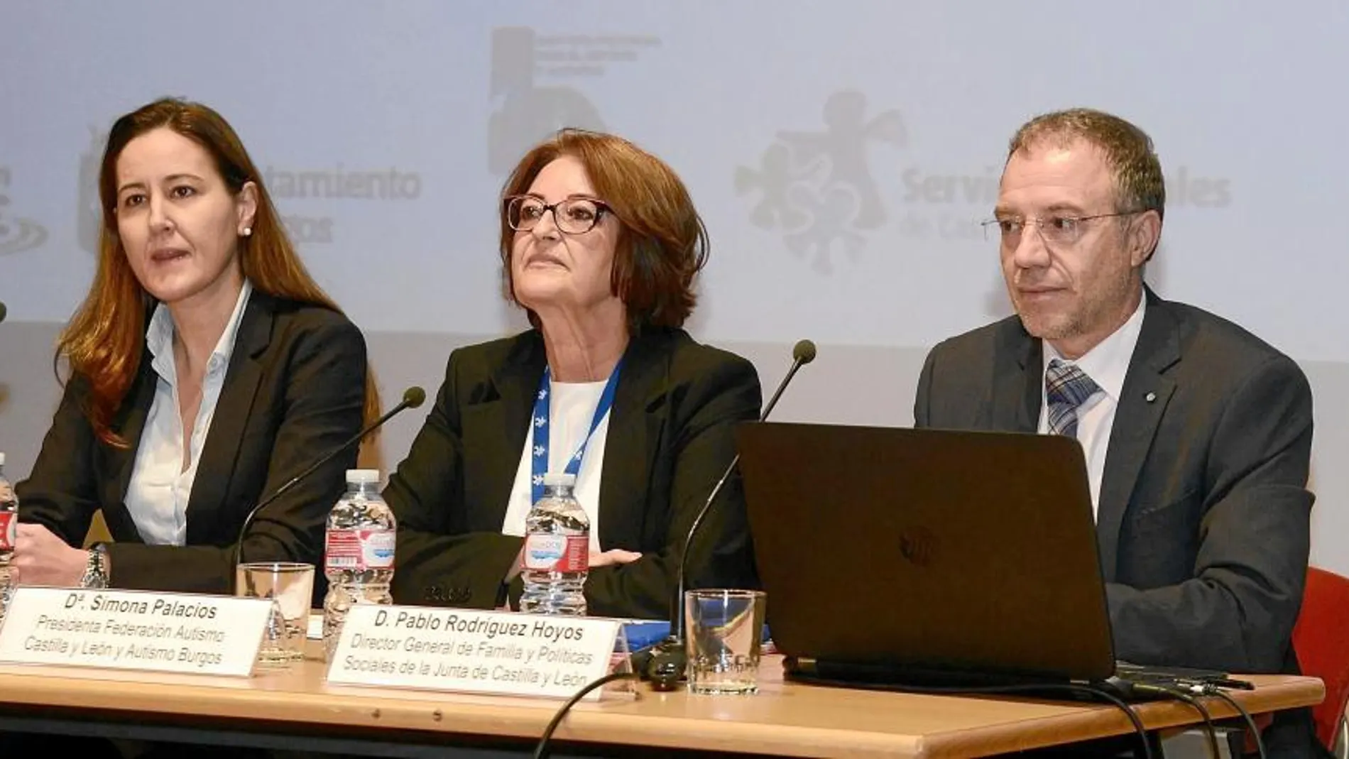 La presidenta de la Federación de Autismo de Castilla y León Simoa Palacios, atiende a los medios de comunicación junto al director general de Familia y Políticas Sociales, Pablo Rodríguez, y la concejala, Gema Conde.