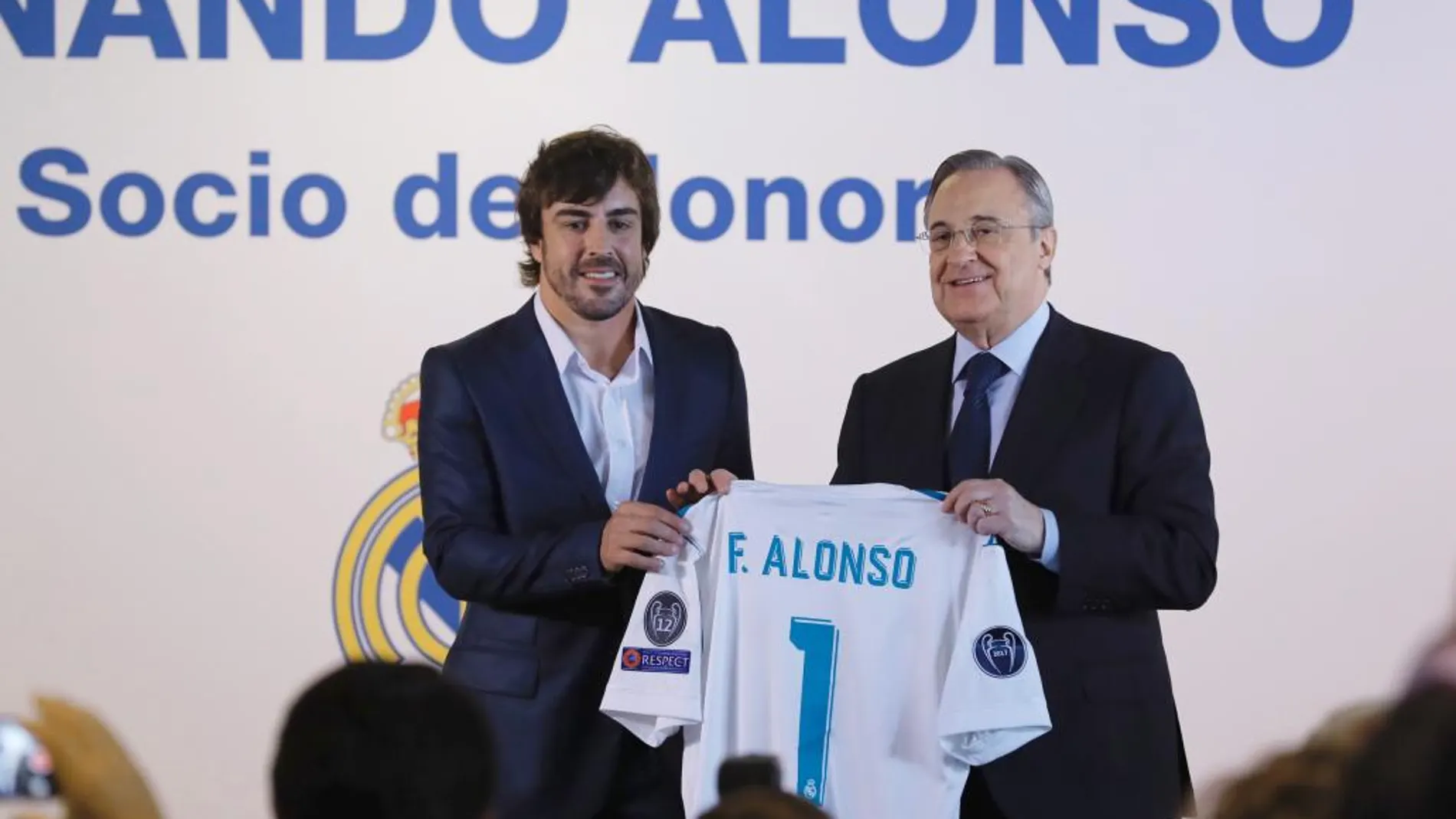 Fernando Alonso,iz., doble campeón del mundo de automovilismo en 2005 y 2006 (con Renault), recibió un multitudinario homenaje en el palco de honor del estadio Santiago Bernabéu donde recibió uin reconocimiento como nuevo Socio de Honor.