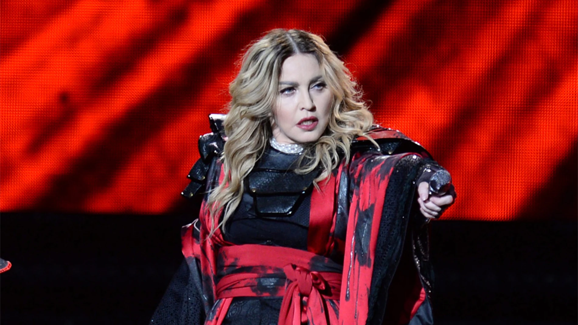 Madonna bromea con hacer una felación a los hombres que voten por Hillary Clinton