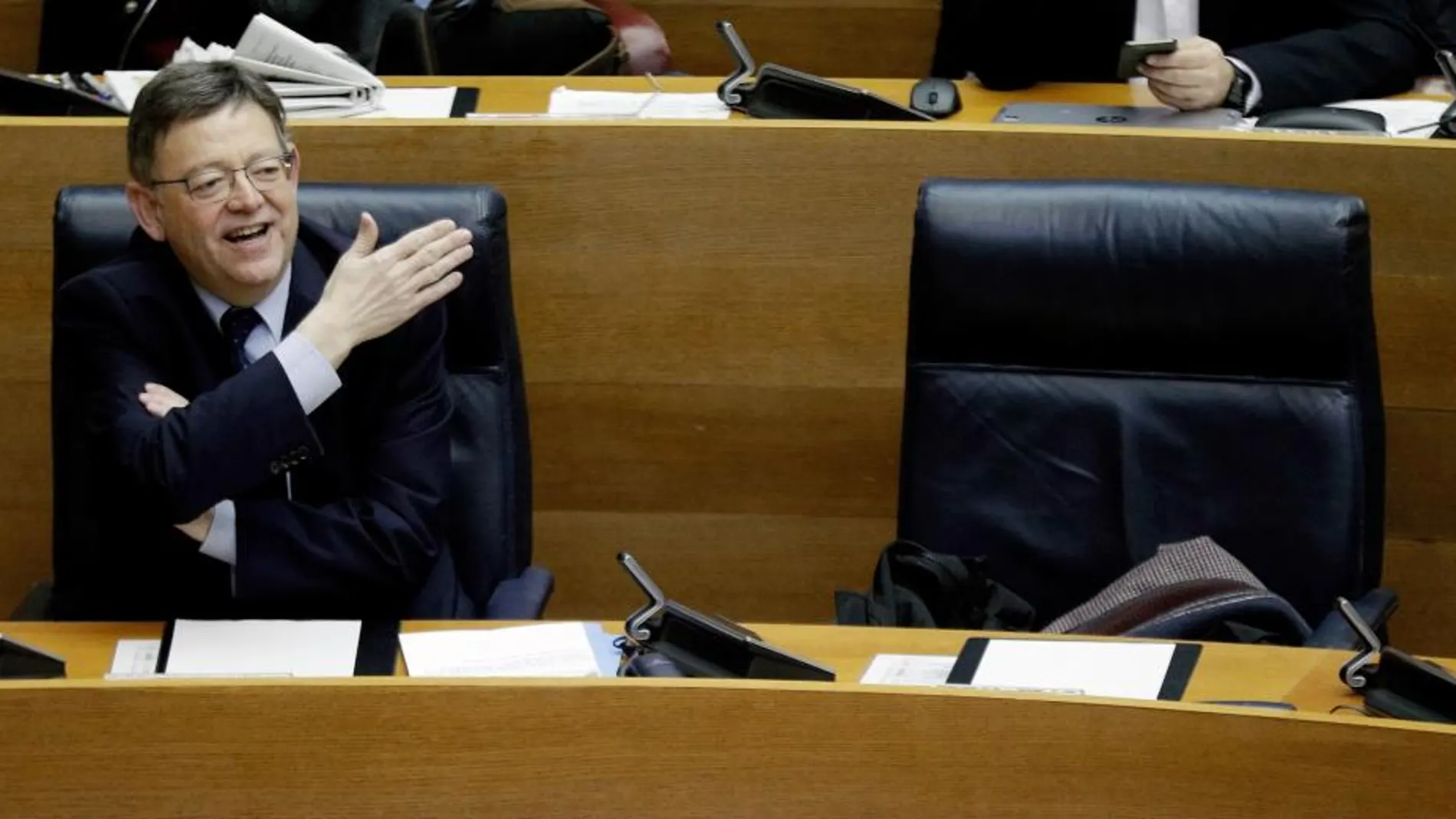 El presidente de la Generalitat, Ximo Puig, ayer durante la sesión de control que periódicamente se celebra en Les Corts valencianes y en la que se somete a las preguntas todos los grupos políticos