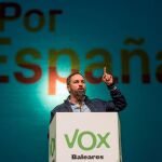 El presidente nacional de VOX y candidato a la Presidencia del Gobierno, Santiago Abascal interviene durante un mitin en Palma de Mallorca
