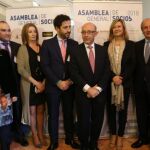 Los socios de Empresa Familiar junto al ministro Montoro, la delegada del Gobierno, María José Salgueiro y la consejera Pilar del Olmo durante la Asamblea celebrada en Segovia