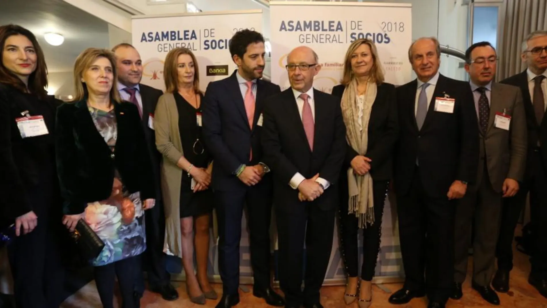 Los socios de Empresa Familiar junto al ministro Montoro, la delegada del Gobierno, María José Salgueiro y la consejera Pilar del Olmo durante la Asamblea celebrada en Segovia