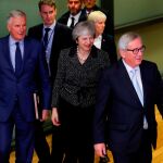 El negociador de la UE para el "brexit", Michel Barnier, la primera ministra británica, Theresa May, y el presidente de la Comisión Europea, Jean-Claude Juncker/Efe