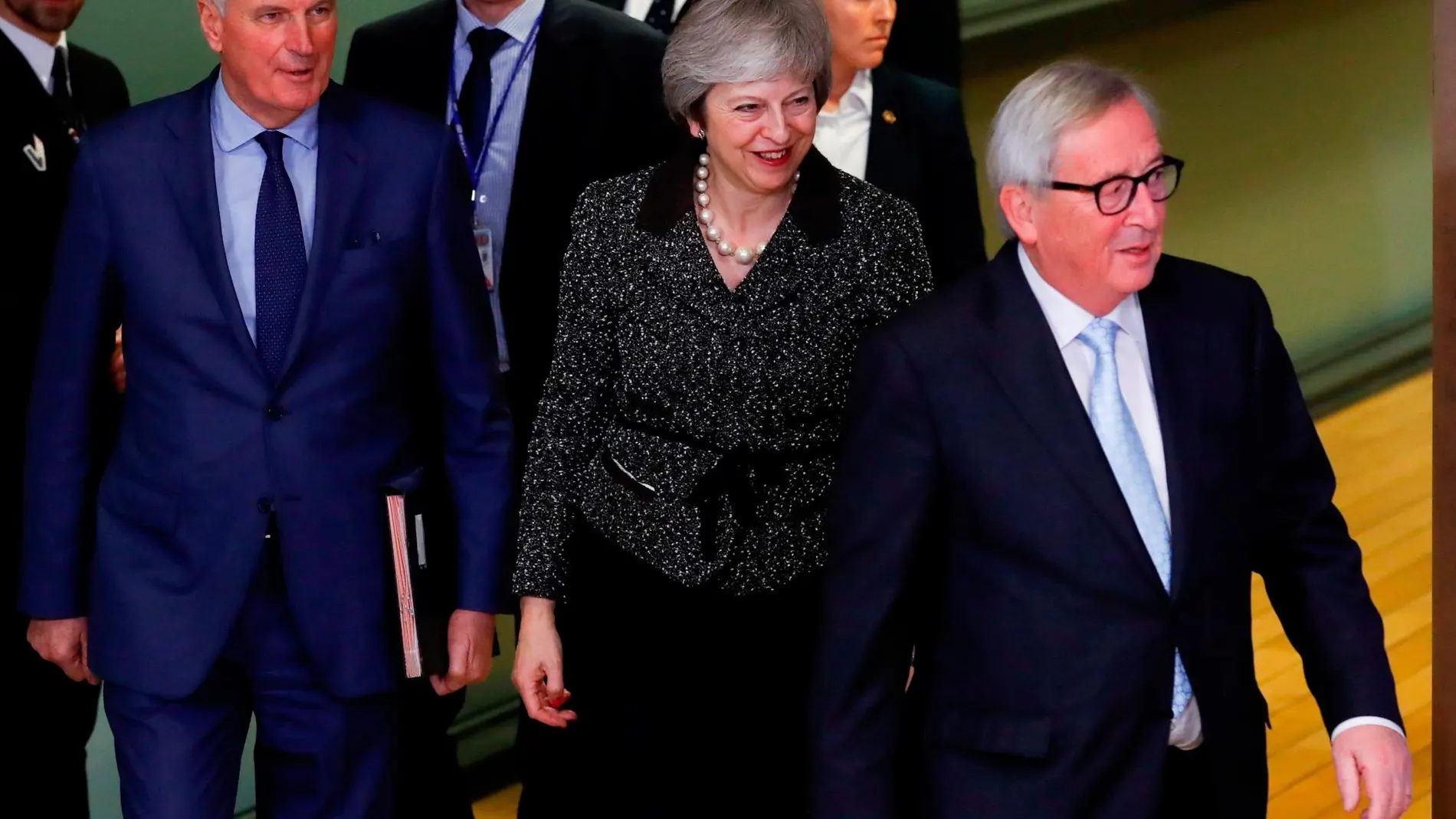 El negociador de la UE para el "brexit", Michel Barnier, la primera ministra británica, Theresa May, y el presidente de la Comisión Europea, Jean-Claude Juncker/Efe