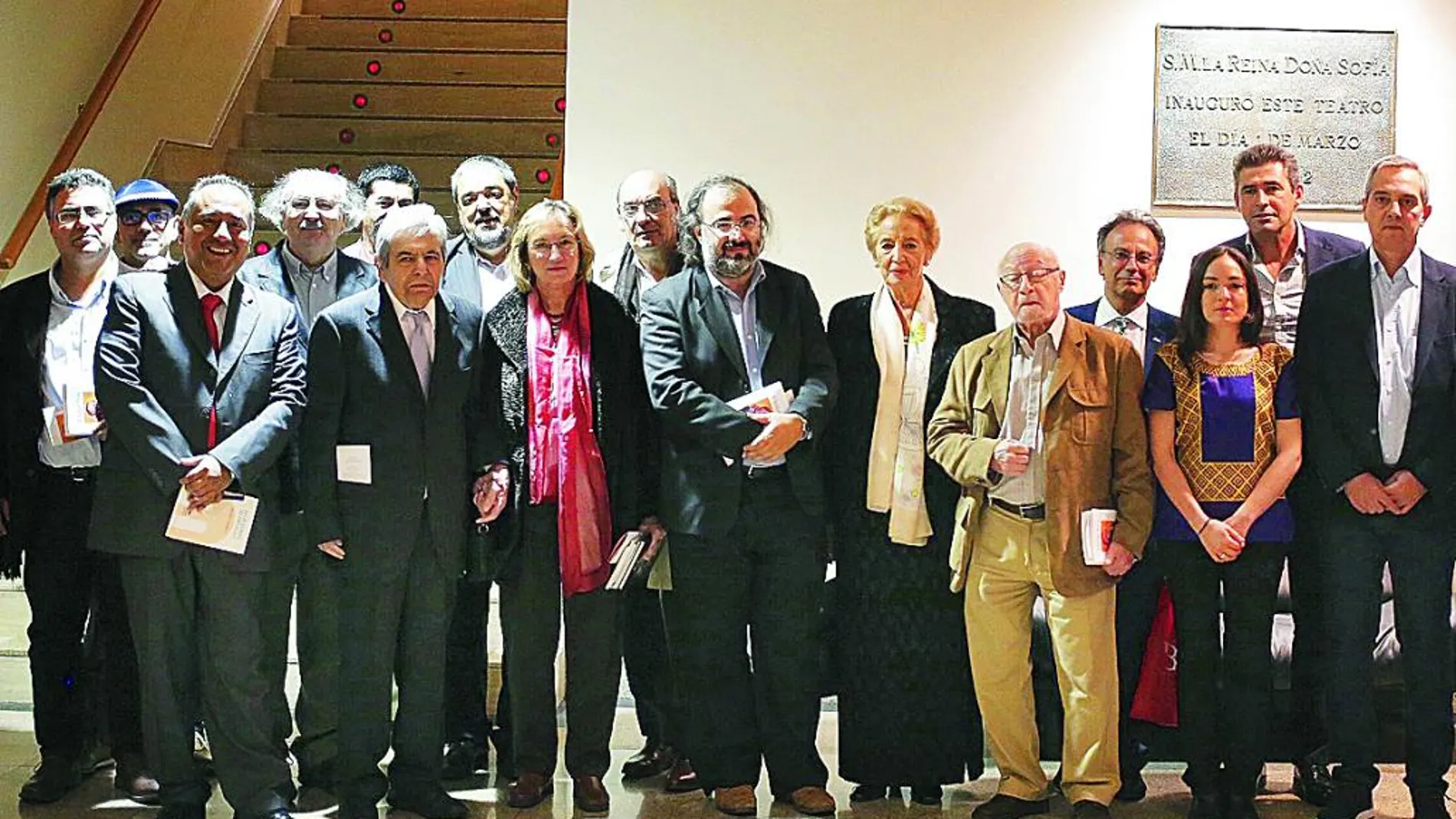 El coordinador del Encuentro de Poetas Iberoamericanos, Alfredo Pérez Alencart, junto a algunos de los participantes