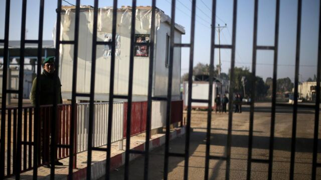Un soldado palestino en la frontera de Gaza