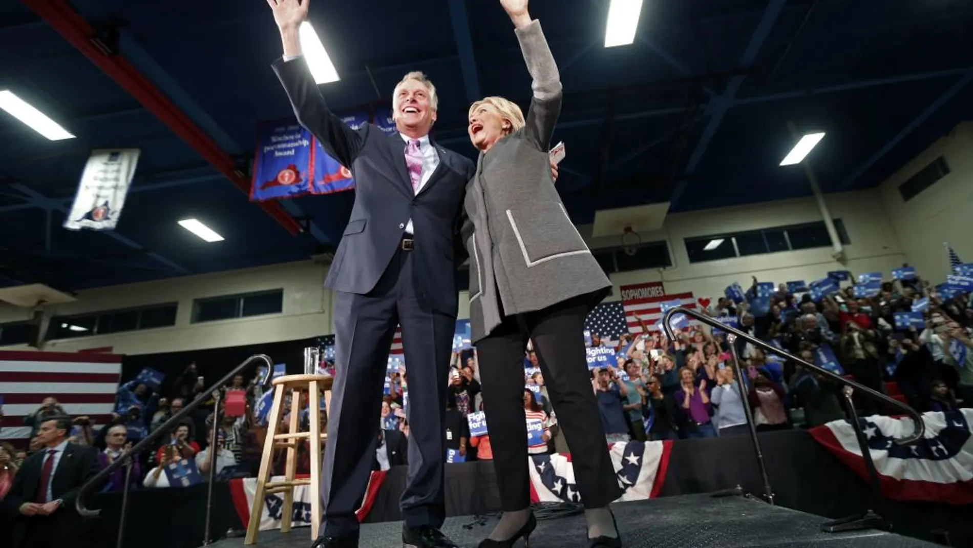 Hillary Clinton, junto al gobernador de Virginia, Terry McAuliffe, durante un mitin