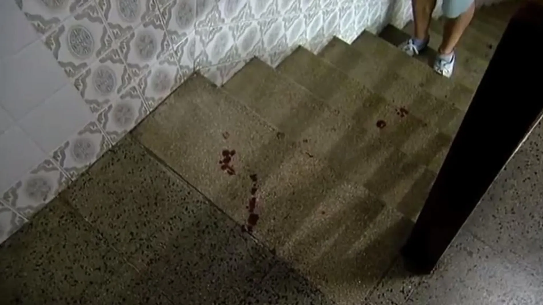 Hallados dos hombres muertos por heridas de arma blanca en un piso en Santa Coloma