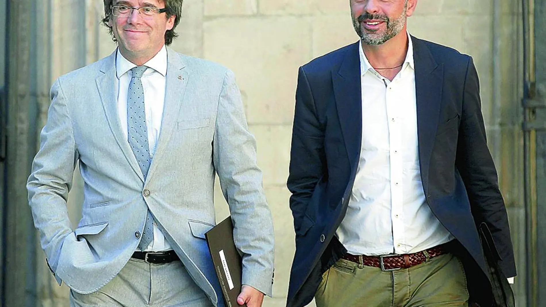 Puigdemont y Vila, que discrepa del RUI, llegan sonrientes a la reunión del consejo ejecutivo