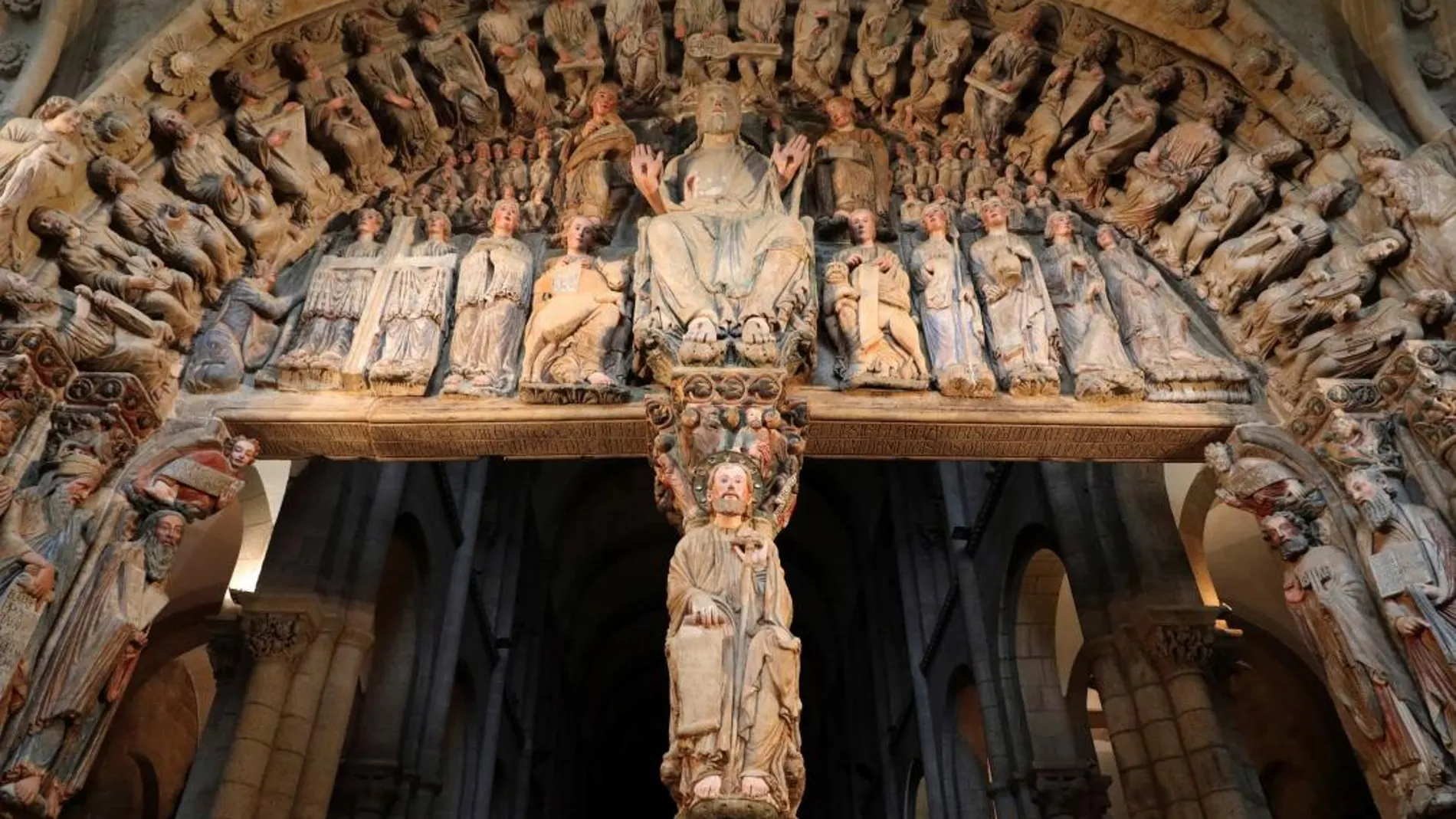 Un detalle de la escultura del Apóstol Santiago en el parteluz del Pórtico de la Gloria, cuyos trabajos de restauración se mostraron ayer