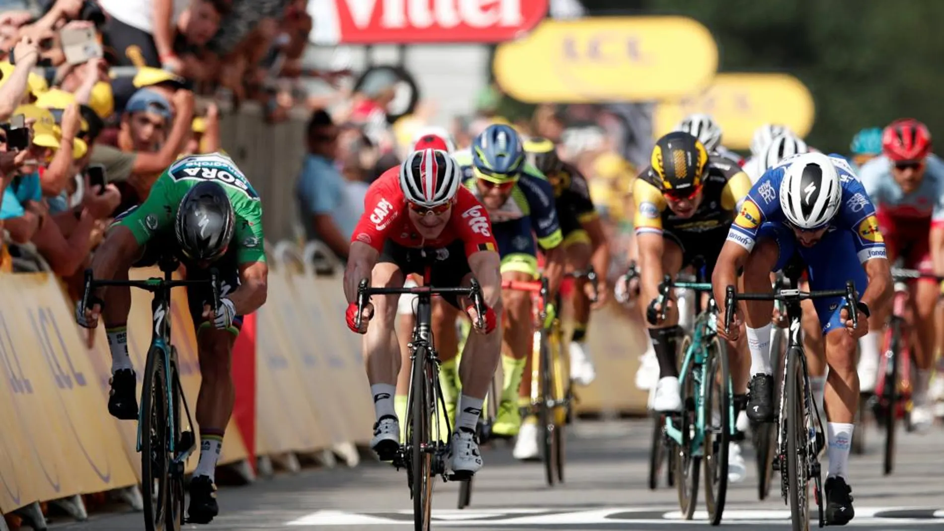 Esprint de la cuarta etapa del Tour de Francia que ha ganado Fernando Gaviria. REUTERS/Benoit Tessier