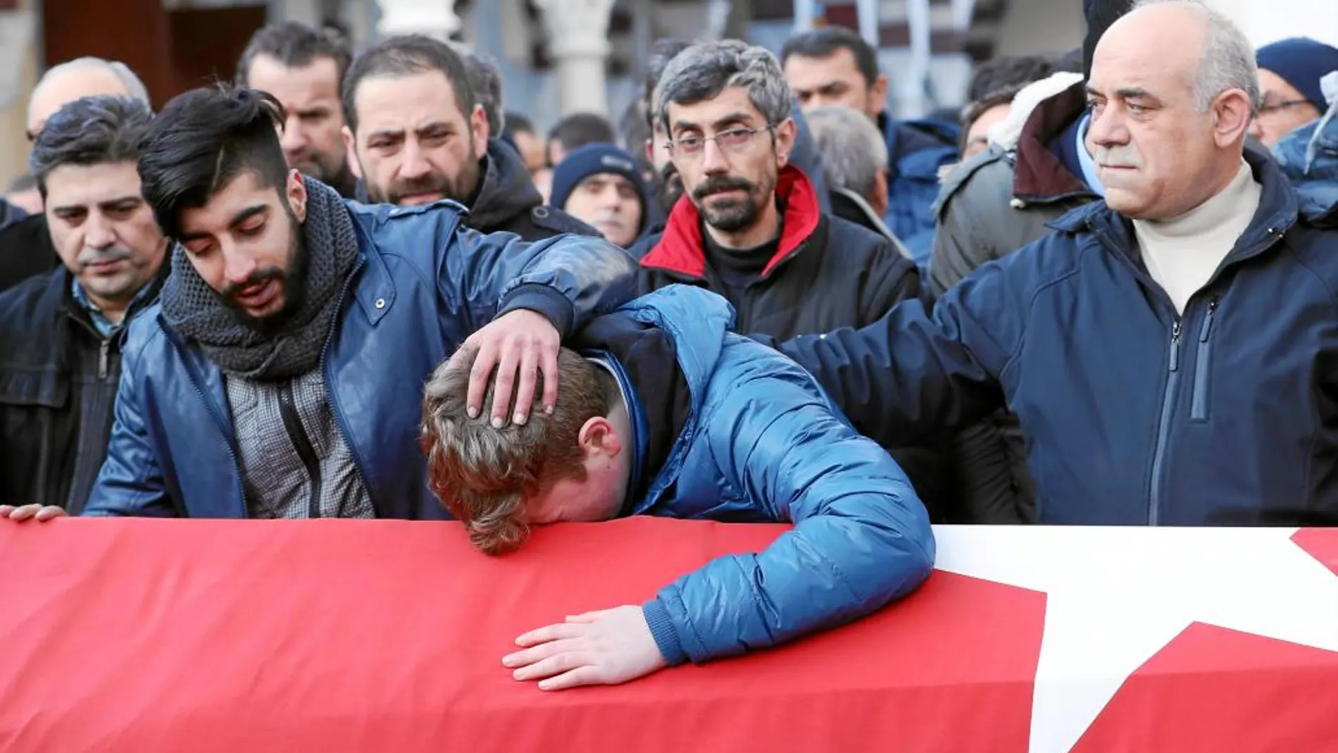 Los funerales por las víctimas de la sala Reina de Estambul congregaron a miles de turcos, que quisieron rendirles homenaje