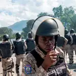 Policías se enfrentan con manifestantes durante una protesta, este miércoles, en Puerto Príncipe (Haití)