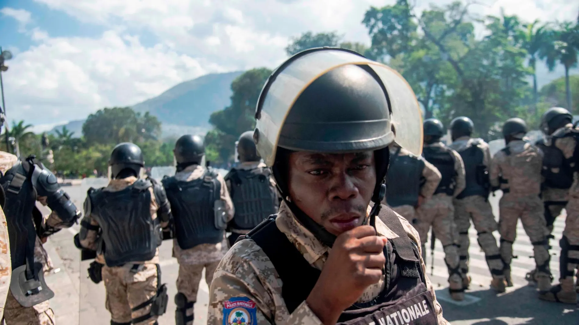 Policías se enfrentan con manifestantes durante una protesta, este miércoles, en Puerto Príncipe (Haití)