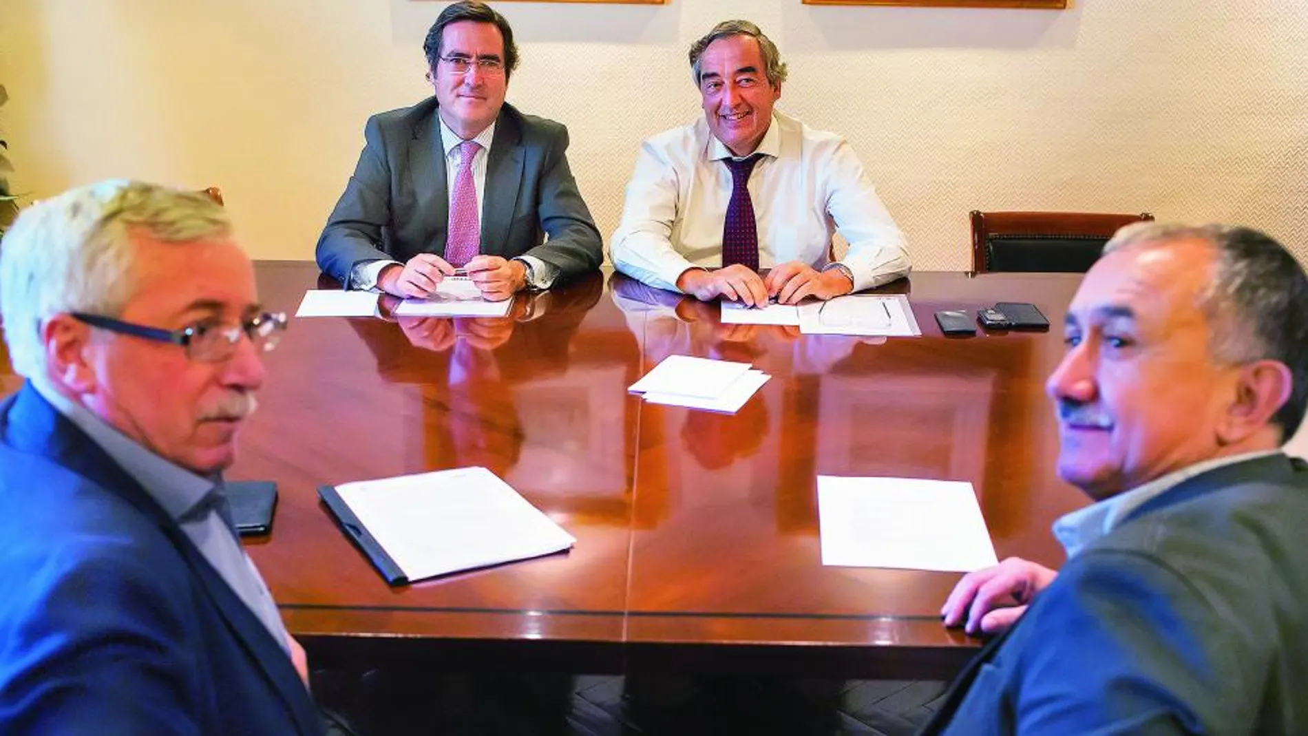 Toxo y Álvarez, en primer plano, con Garamendi y Rosell, ayer en Madrid