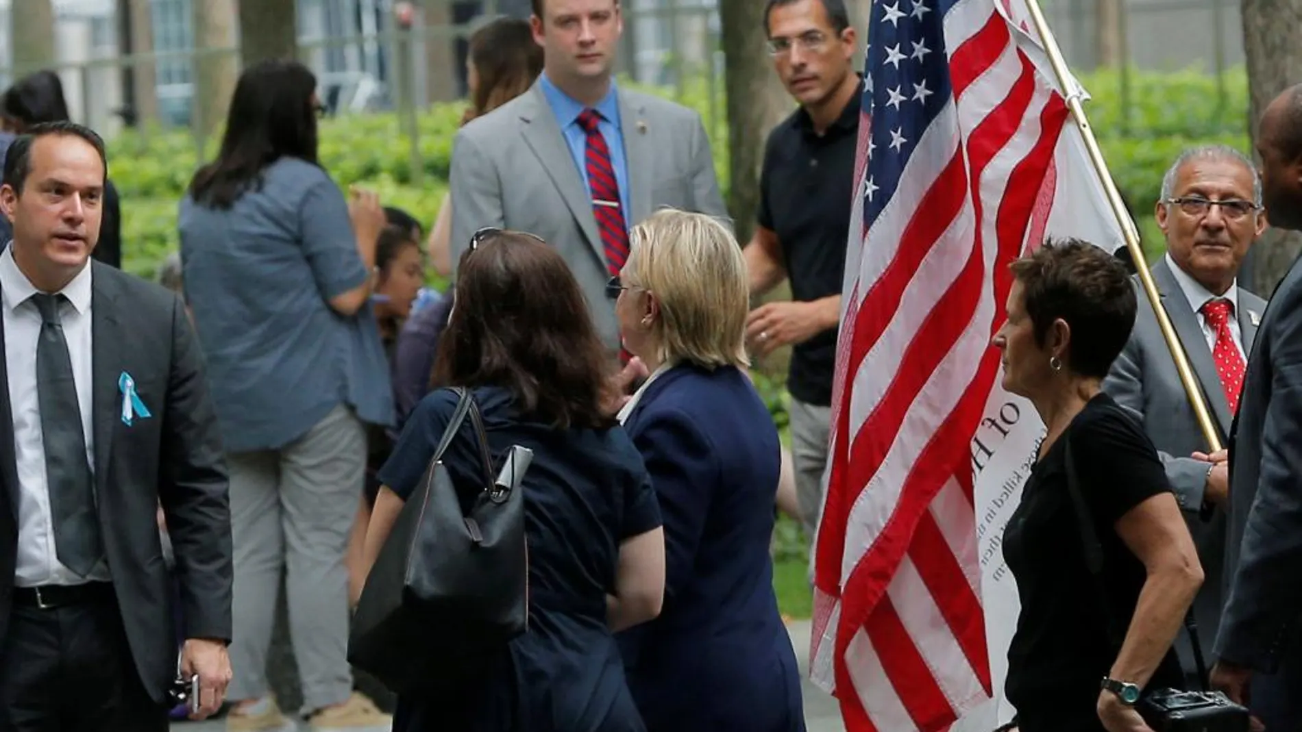 Hillary Clinton abandona el acto de conmemoración el 11S