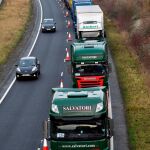 Decenas de camiones participaron ayer en una prueba organizada por el Gobierno británico en Kent (sureste de Inglaterra) para prevenir la congestión viaria por los mayores controles fronterizos en el caso de la salida del Reino Unido de la UE sin acuerdo