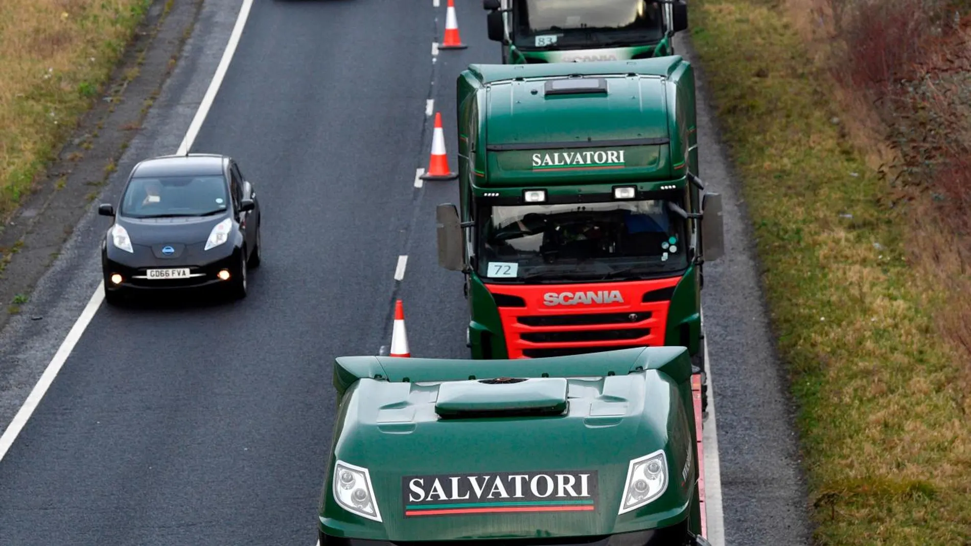 Decenas de camiones participaron ayer en una prueba organizada por el Gobierno británico en Kent (sureste de Inglaterra) para prevenir la congestión viaria por los mayores controles fronterizos en el caso de la salida del Reino Unido de la UE sin acuerdo
