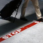 Un pasajero en el aeropuerto Charles de Gaulle de París