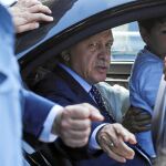 El presidente turco, Recep Tayyip Erdogan, ayer, a su llegada a Estambul tras el fracaso del golpe
