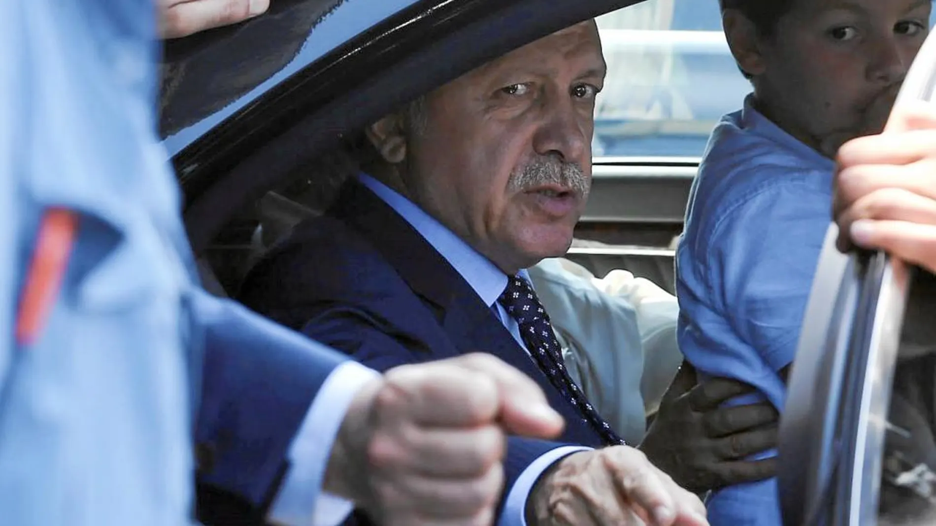 El presidente turco, Recep Tayyip Erdogan, ayer, a su llegada a Estambul tras el fracaso del golpe