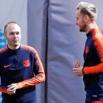Iniesta, junto a Rakitic, en la sesión preparatoria de ayer, la última antes del duelo de Liga contra el Athletic