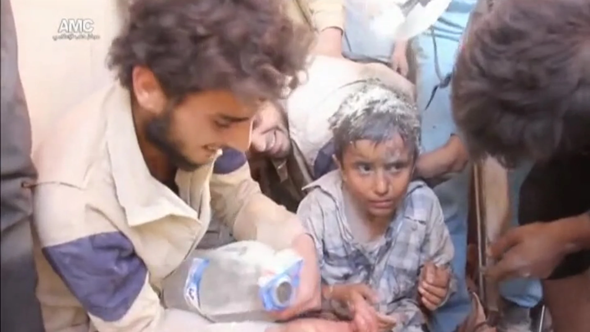 Así ha sido el rescate de un niño sirio atrapado bajo las ruinas de un edificio de Alepo