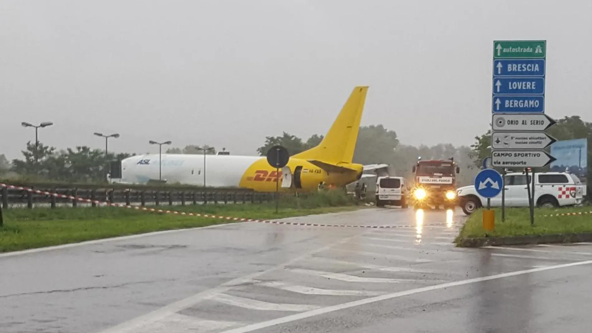 El avión invadió una carretera en el municipio de Orio al Serio.
