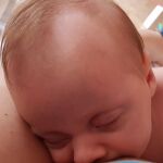 A los ocho meses los bebés se vuelven más independientes y les es más interesante explorar el mundo que les rodea que estar a la teta de su madre