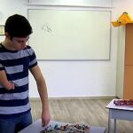 Un joven construye su propia prótesis de brazo con piezas de Lego