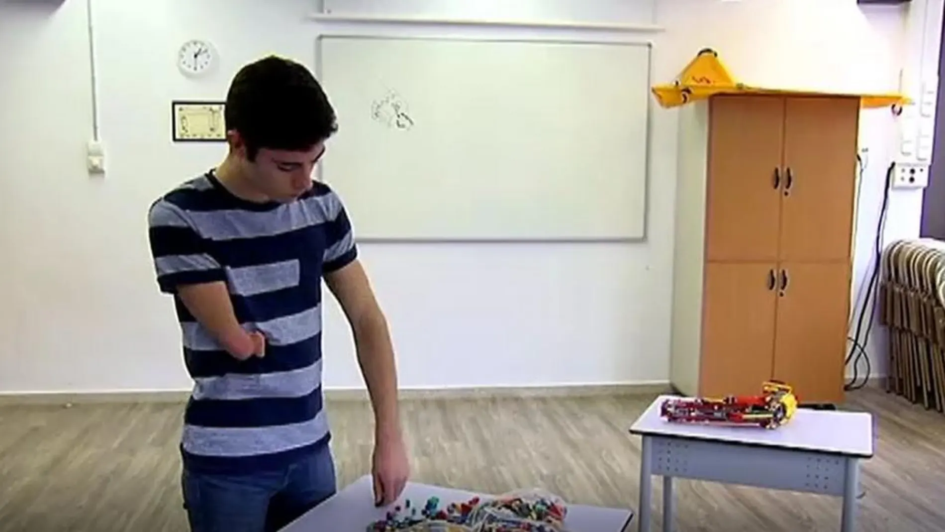 Un joven construye su propia prótesis de brazo con piezas de Lego