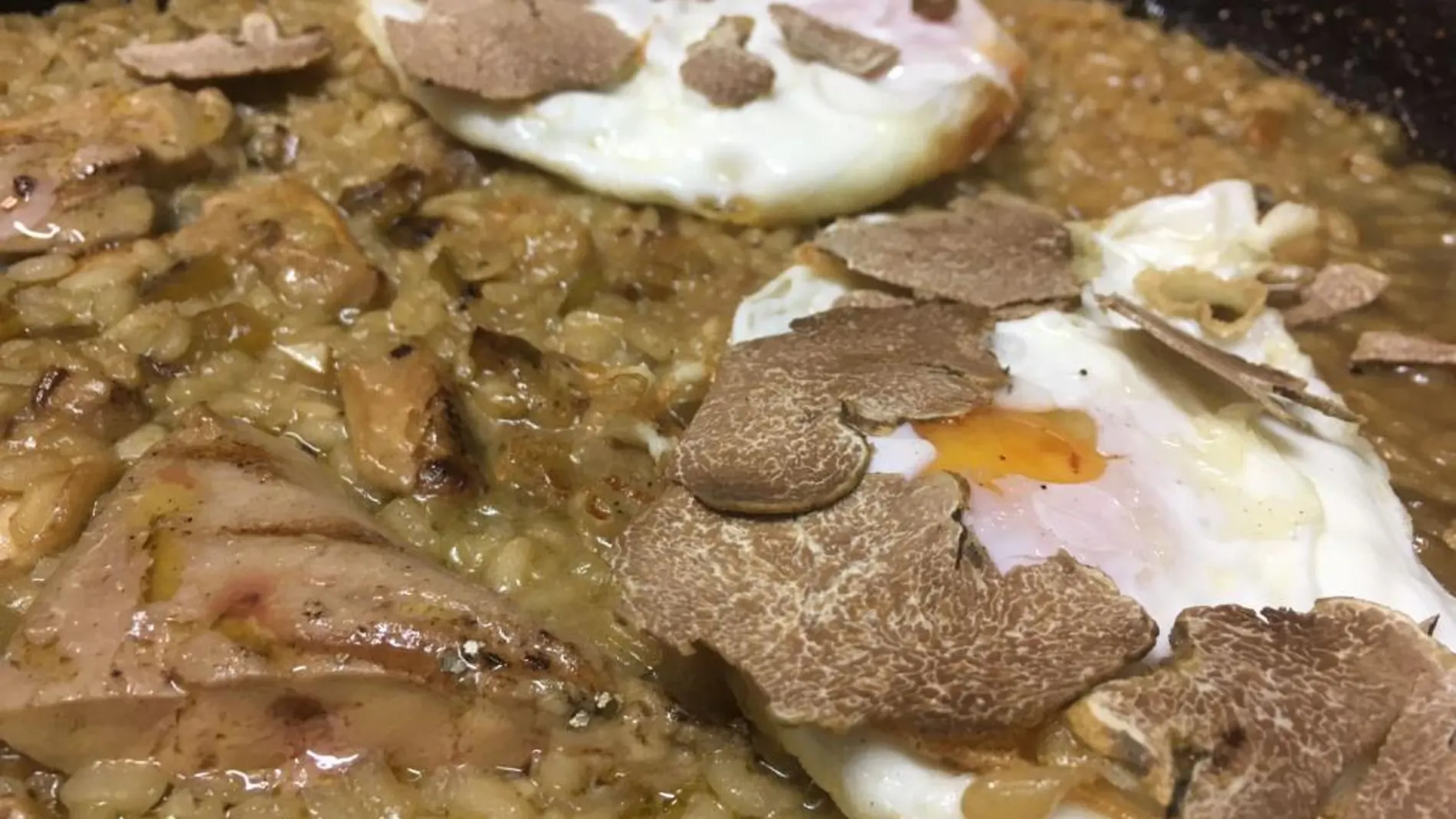 Arroz a la brasa de Trufa Blanca Magnatum del Piamonte, boletus y foie francés de Las Landas con huevos de corral