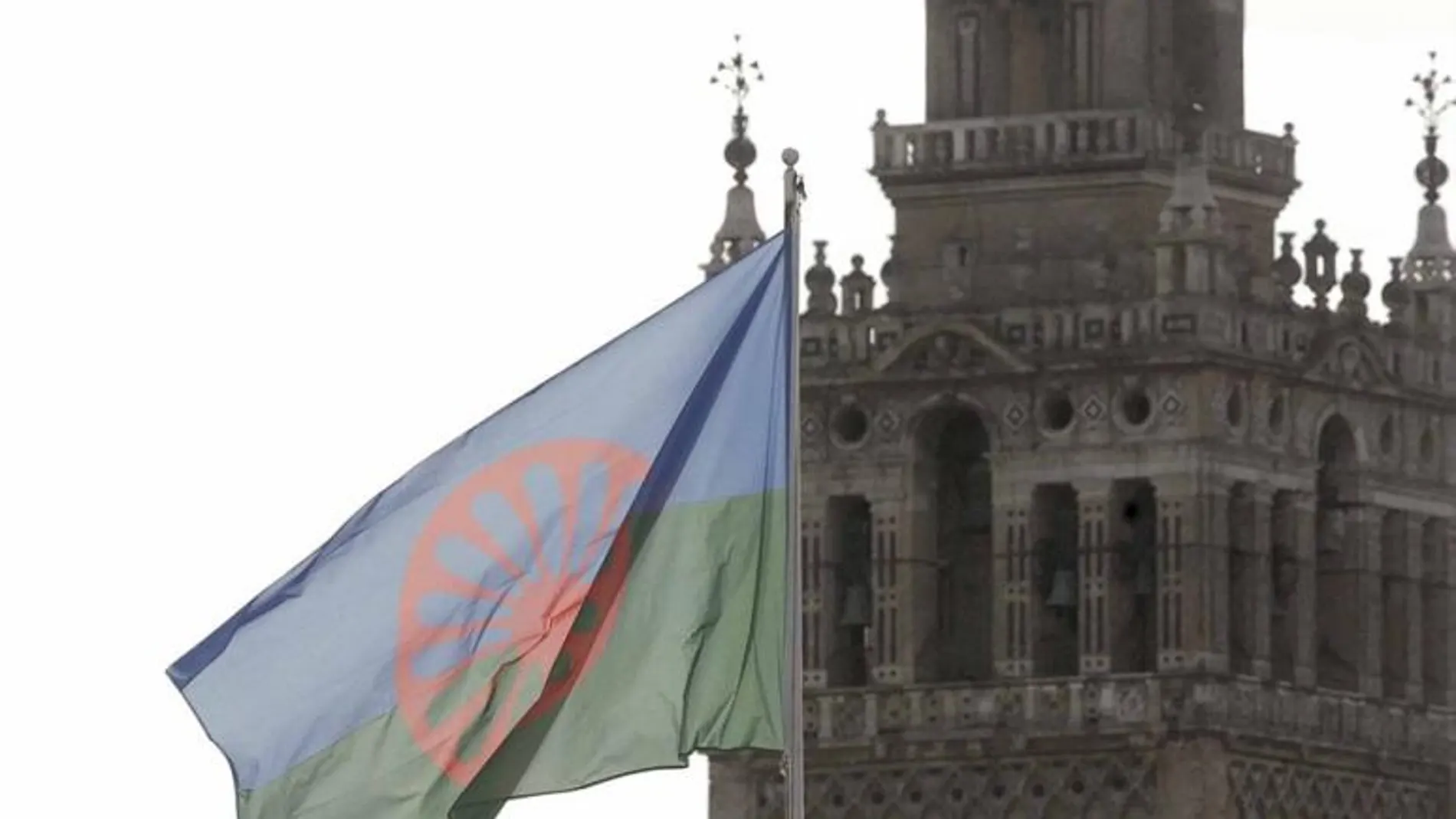 La bandera gitana ondeó en el Ayuntamiento de Sevilla el 22 de noviembre, día de los gitanos andaluces (Foto: Manuel Olmedo)