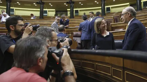 El ministro de Hacienda, Cristóbal Montoro, conversa con la diputada de Coalición Canaria, Ana Oramas