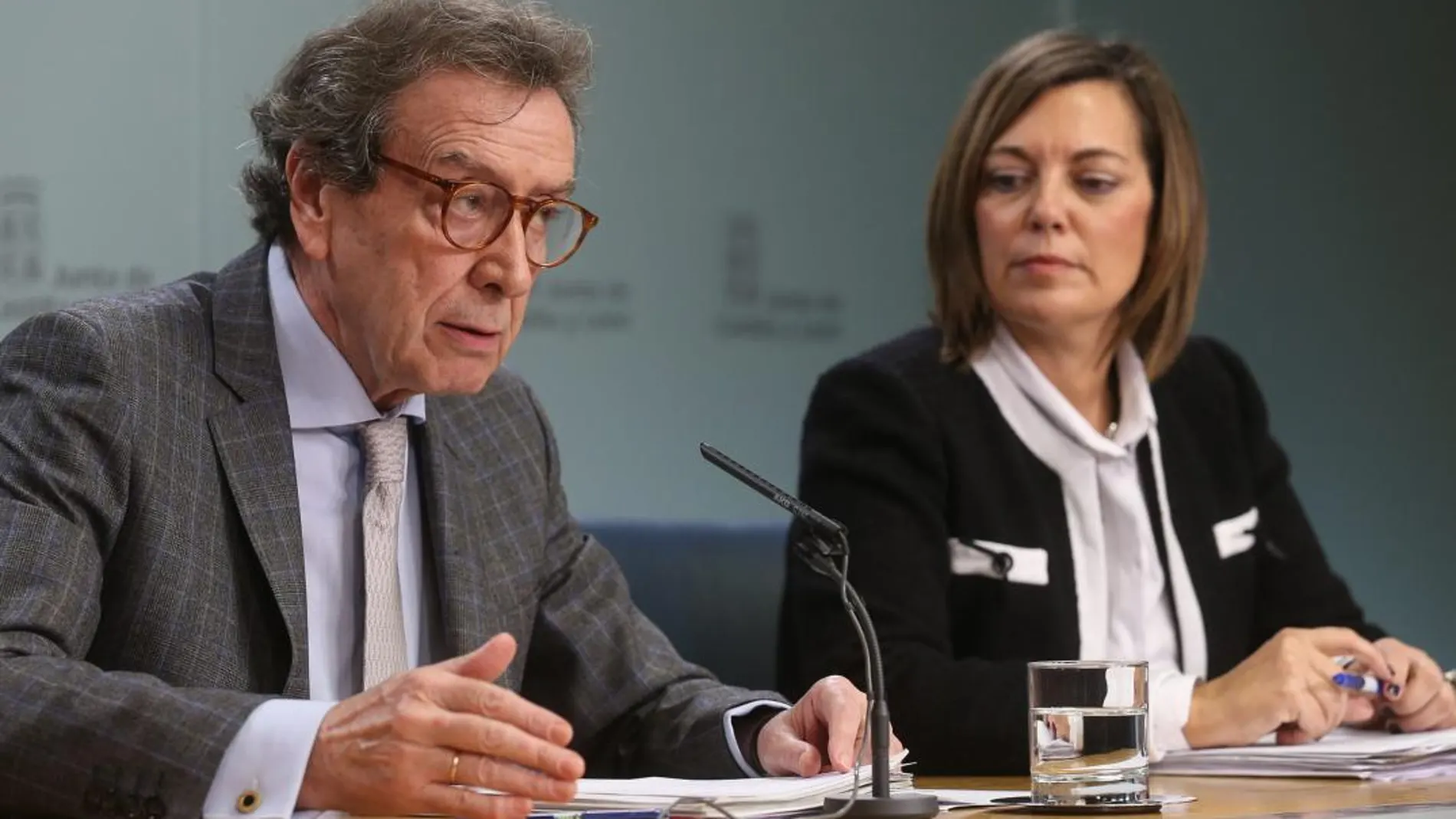 El vicepresidente de la Junta, José Antonio de Santiago-Juárez, junto a la portavoz Milagros Marcos