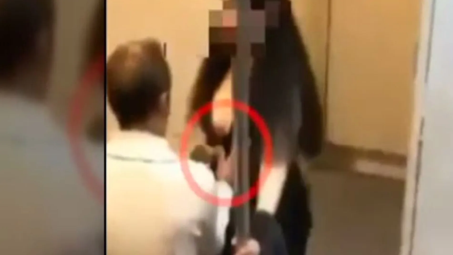Agresión sexual en un cercanías: un hombre manosea un pecho a una joven mientras otros lo graban