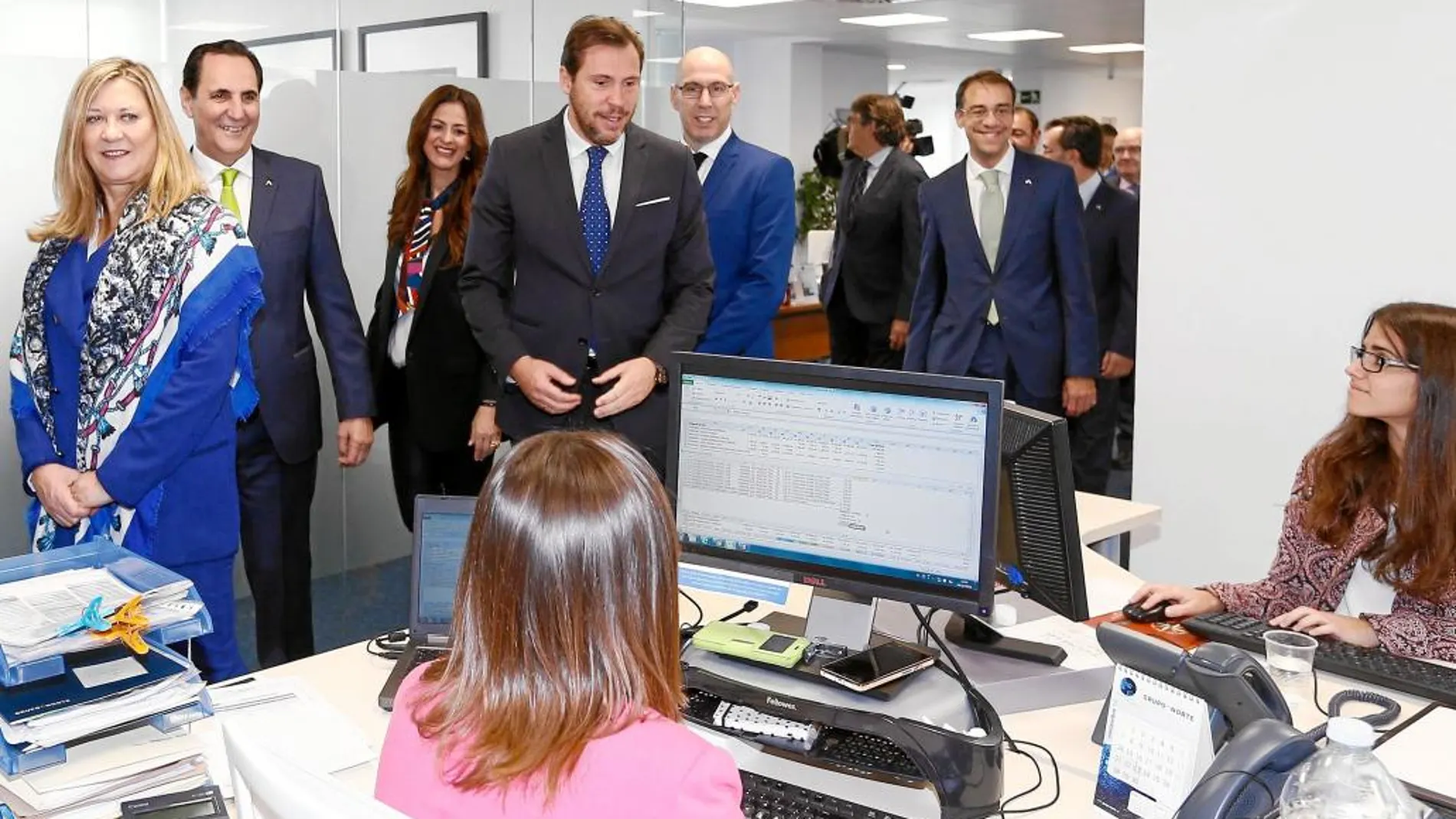 Pilar del Olmo y Óscar Puente visitan las inslataciones de Grupo Norte acompañados por José Rolando Álvarez.