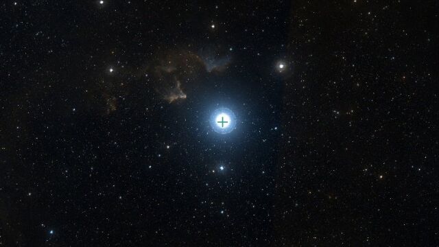 Gamma Cas (en el centro), una estrella situada prácticamente en la vecindad de nuestro sistema solar a nivel astronómico y que puede verse a simple vista en el cielo.