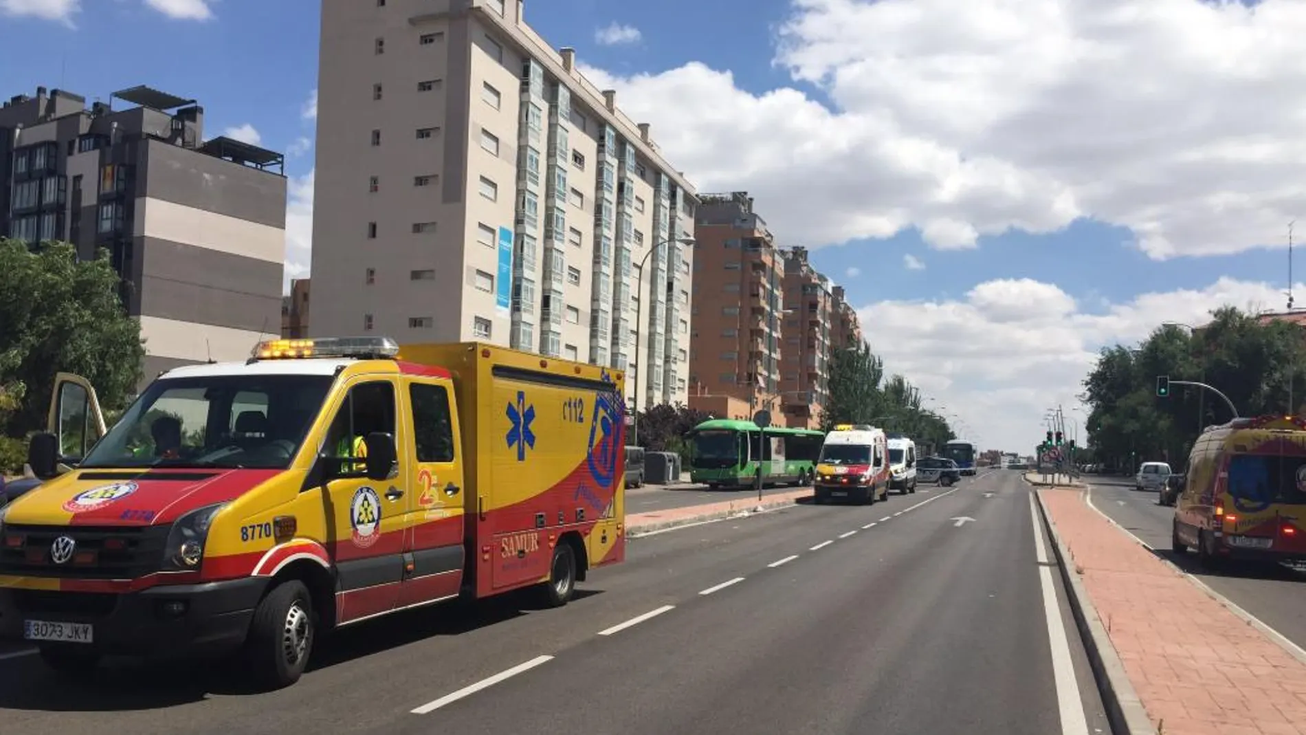 El suceso se ha producido a las 15.15 horas a la altura del número 21 de la avenida de Córdoba / Foto: Emergencias Madrid