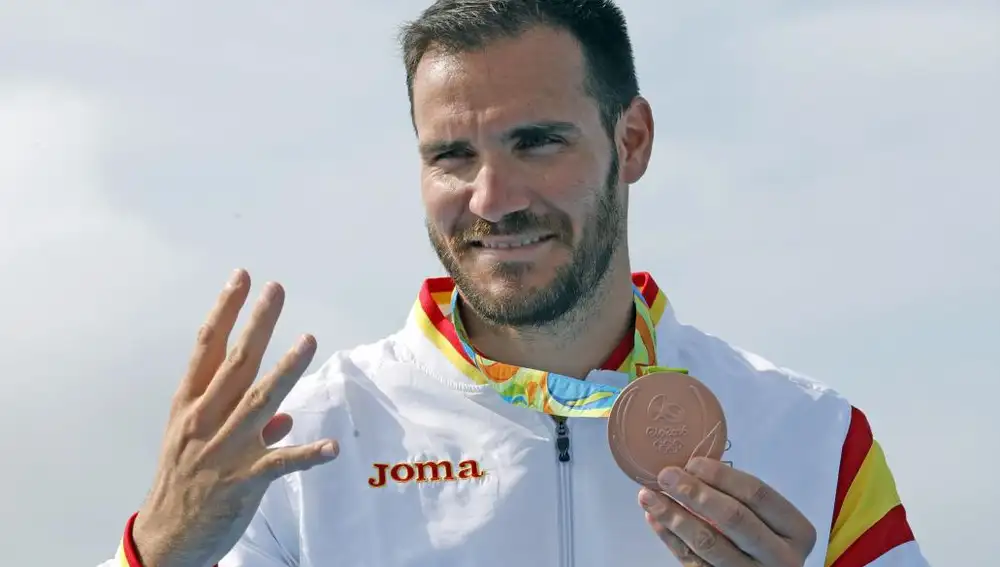 El español Saúl Craviotto indica el número de medallas olímpicas conseguidas a lo largo de su carrera