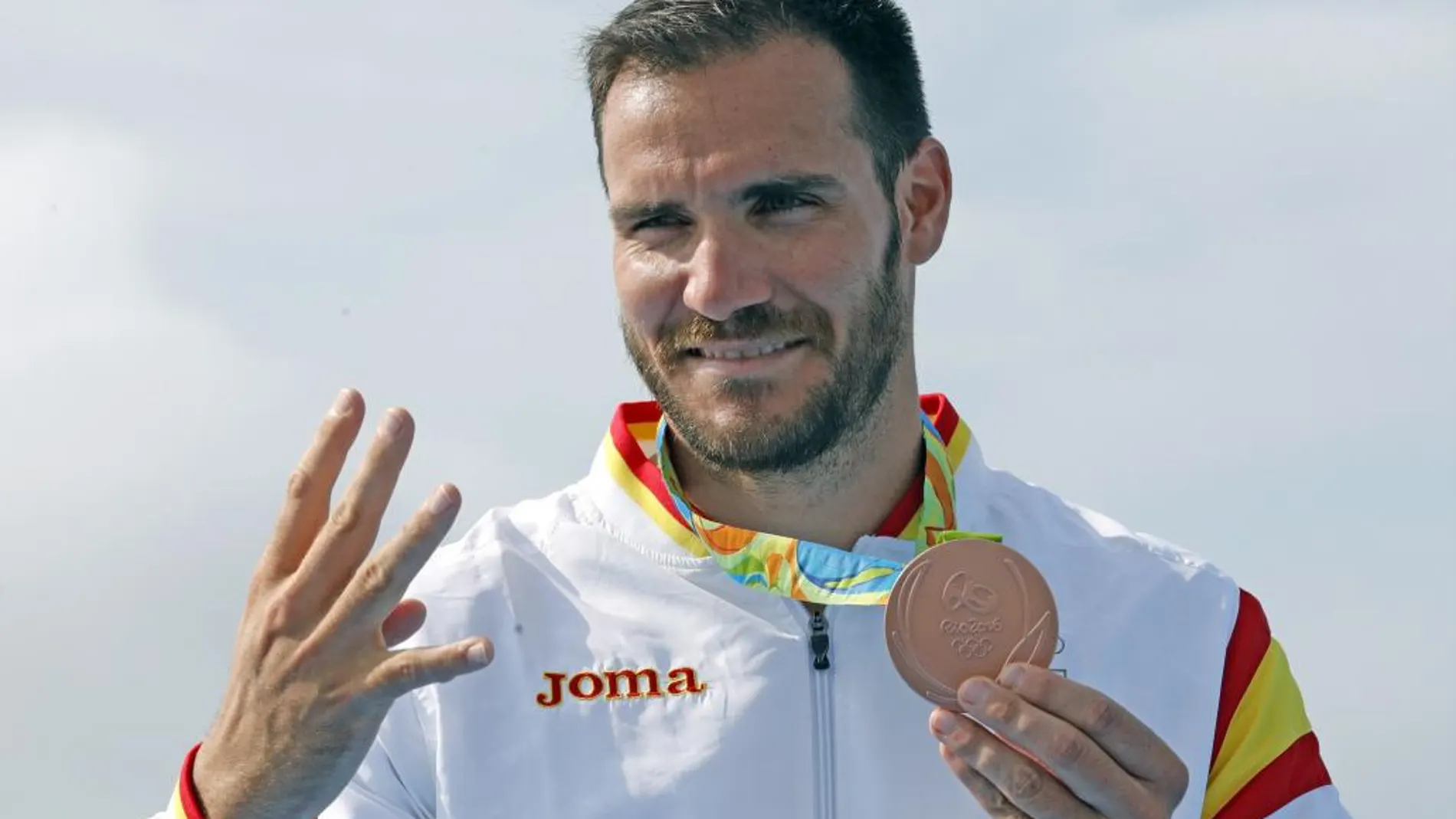 El español Saúl Craviotto indica el número de medallas olímpicas conseguidas a lo largo de su carrera