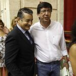 Antonio Sanz recibe la felicitación de Juan Marín, tras ser nombrado nuevo senador por el Parlamento (Foto: Manuel Olmedo)