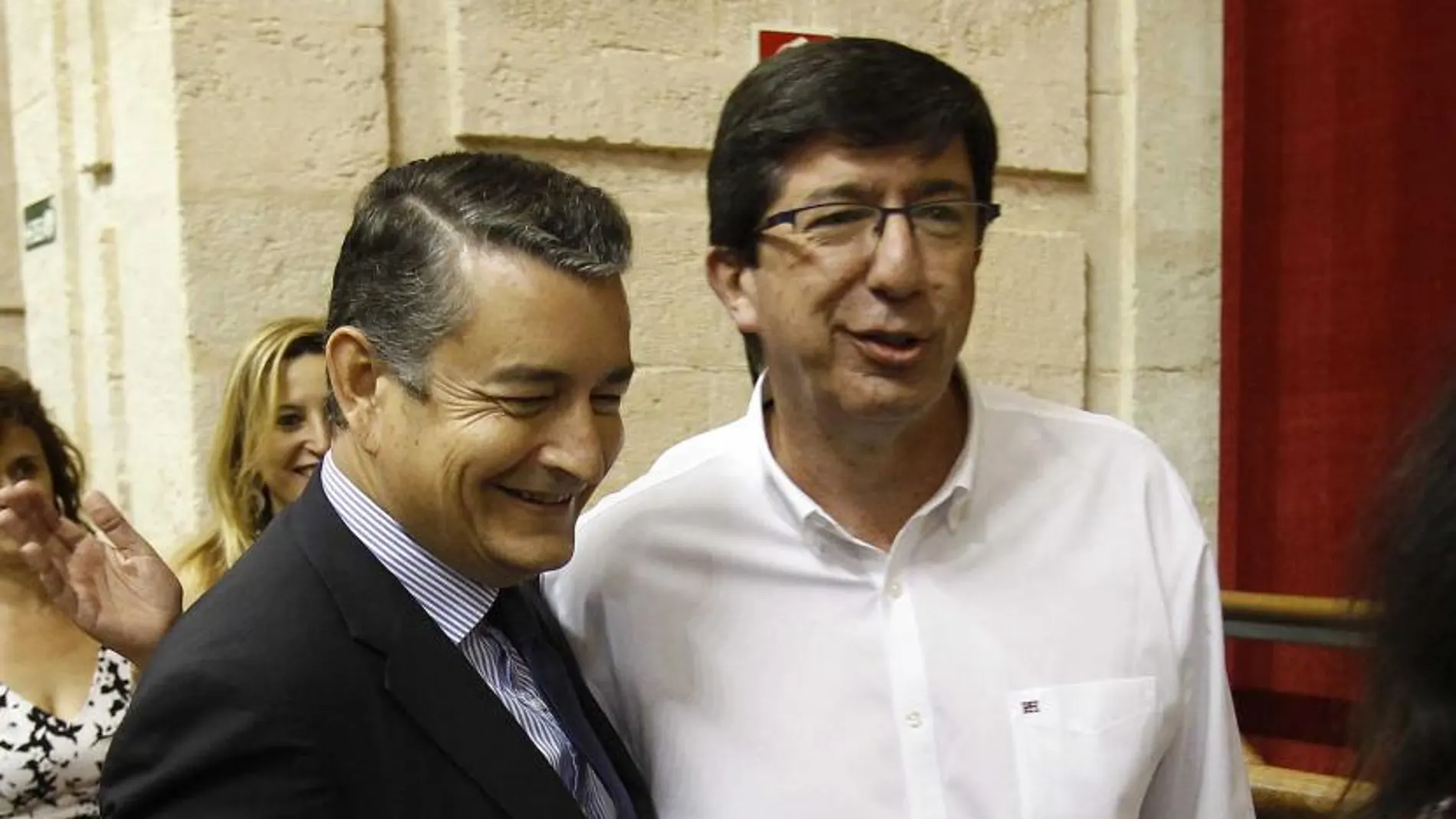 Antonio Sanz recibe la felicitación de Juan Marín, tras ser nombrado nuevo senador por el Parlamento (Foto: Manuel Olmedo)