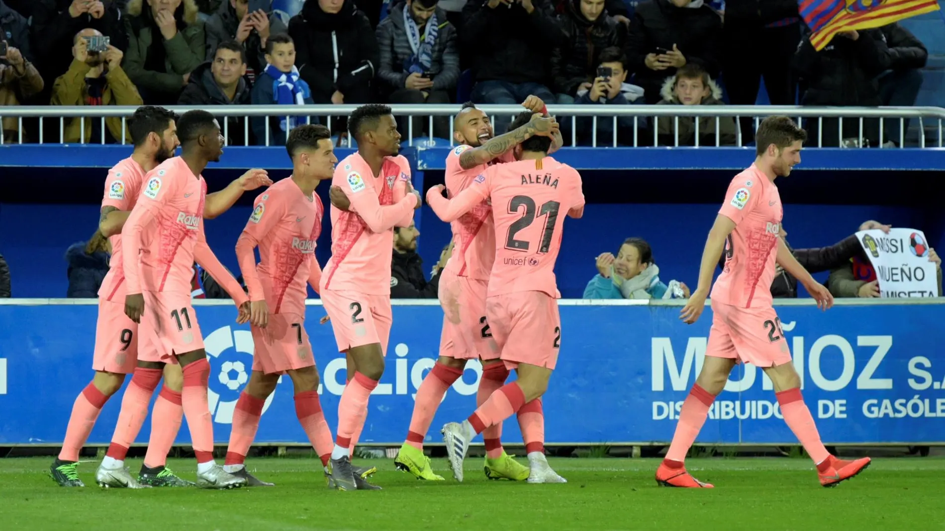 Los jugadores del Barcelona celebran el gol de Aleñá