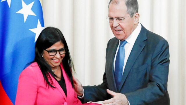 La vicepresidente de Venezuela, Delcy Rodríguez, con el ministro de Exteriores ruso Lavrov, ayer en Moscú