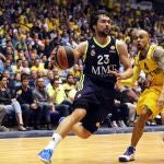 El jugador del Real Madrid Sergio Llull es marcado por David Loga